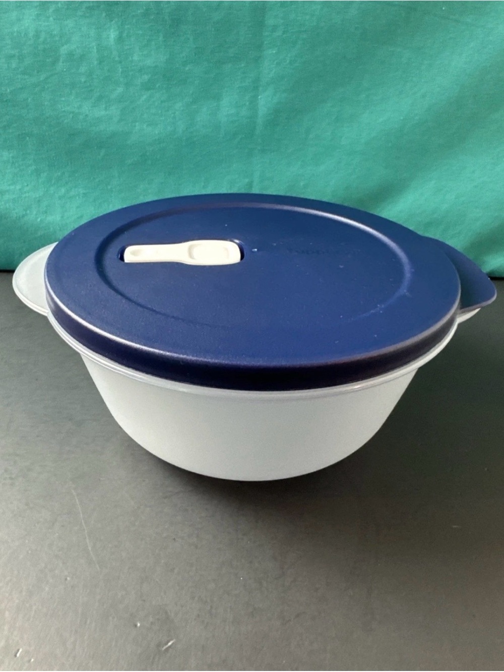 Tupperware Crystalwave Plus 5.25 cup /1.3L Round microwavable Flash Blue